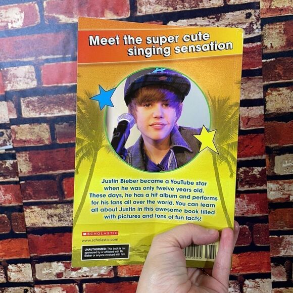5 for $25🔥Justin Bieber His World Scholastic Children's Book - Picture 2 of 3